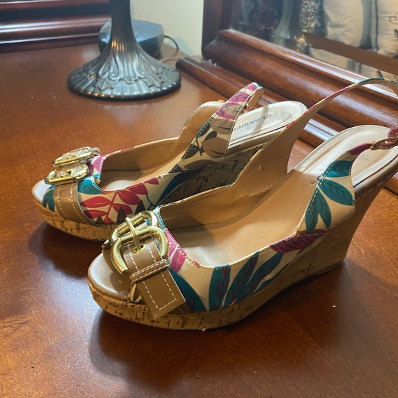 Classified size 7 floral print sandals - Picture 2 of 2